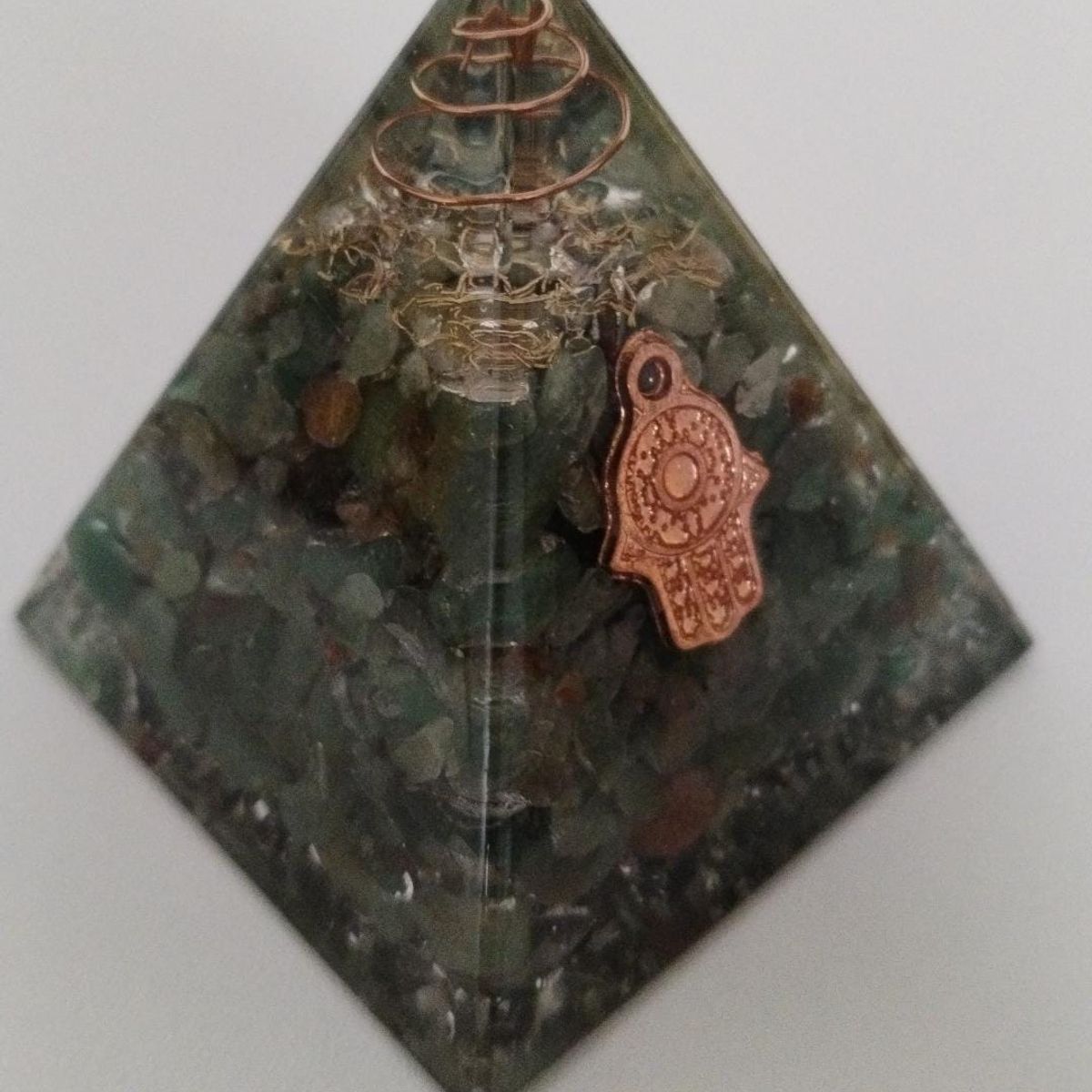 GENERICO - PIRAMIDE ORGONITA MEDIANO CON CUARZO JADE SABIDURIAPROTECCIONSUERTE