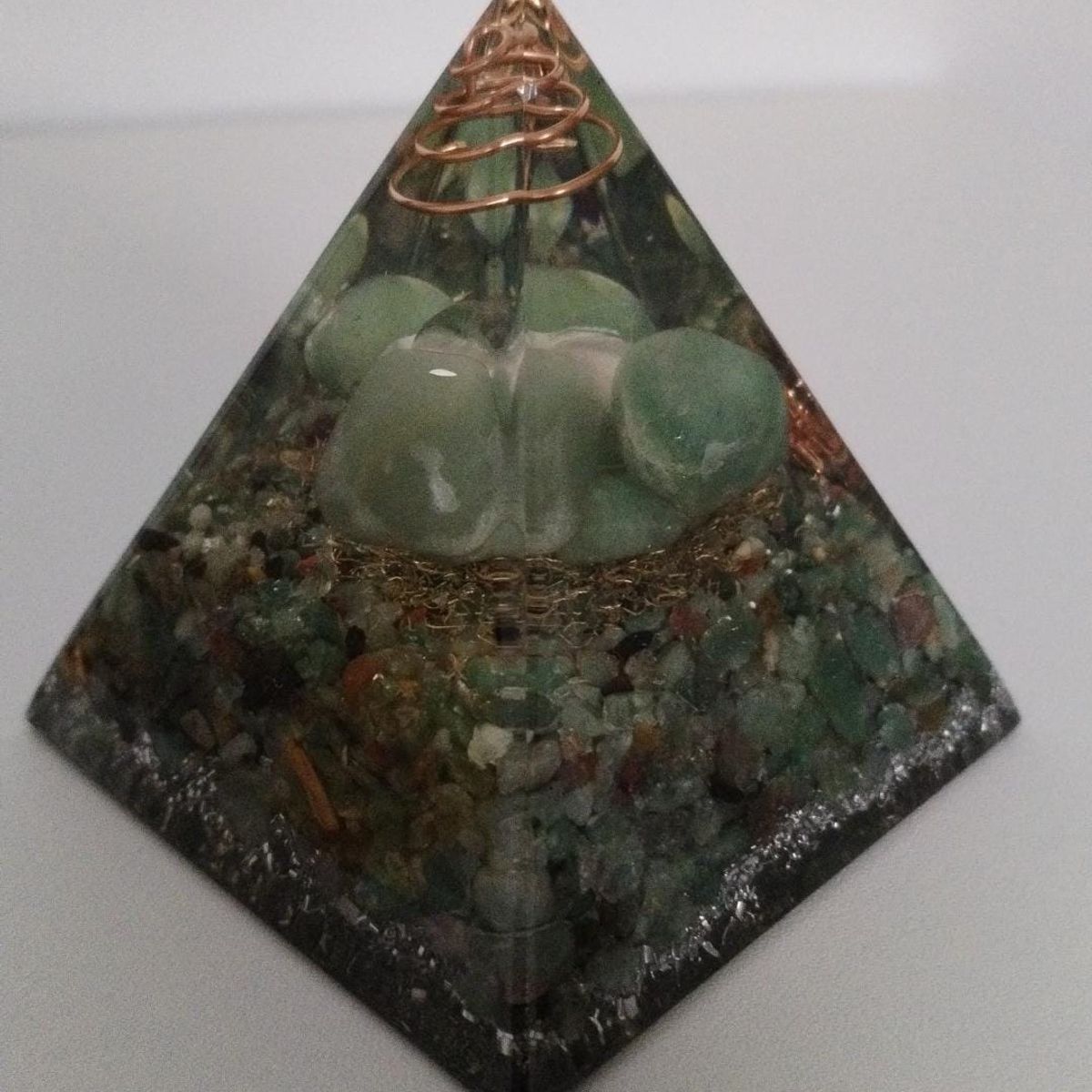 GENERICO - PIRAMIDE ORGONITA GRANDE CUARZO JADE SABIDURIAPROTECCIONSERENIDAD