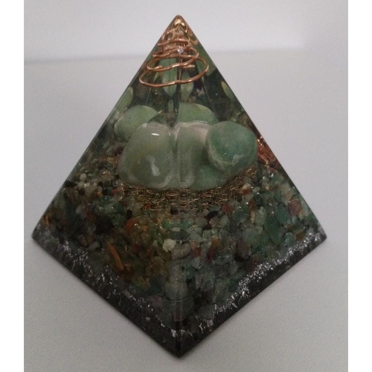 GENERICO - PIRAMIDE ORGONITA GRANDE CUARZO JADE SABIDURIAPROTECCIONSERENIDAD