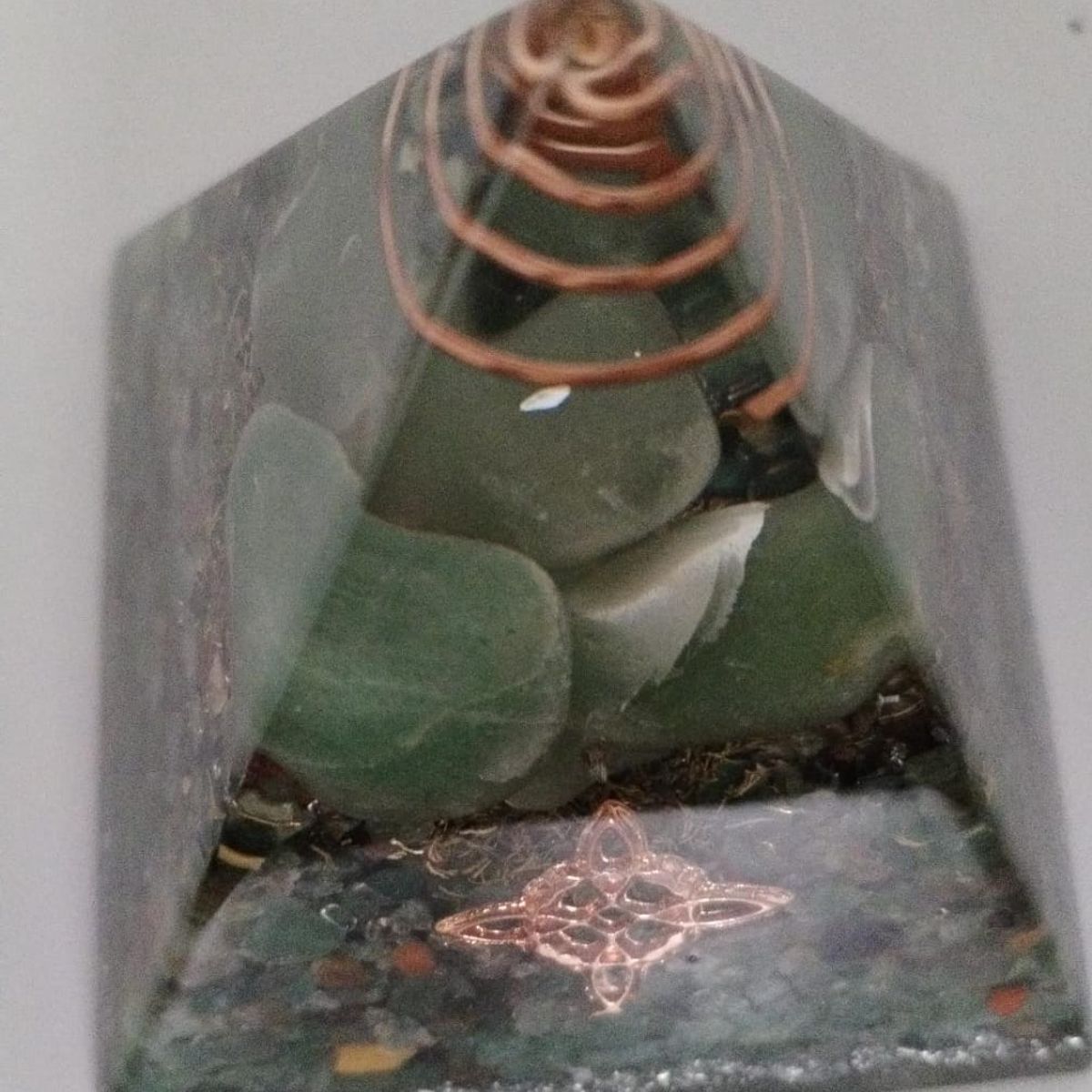 GENERICO - PIRAMIDE ORGONITA GRANDE CUARZO JADE SABIDURIAPROTECCIONSERENIDAD