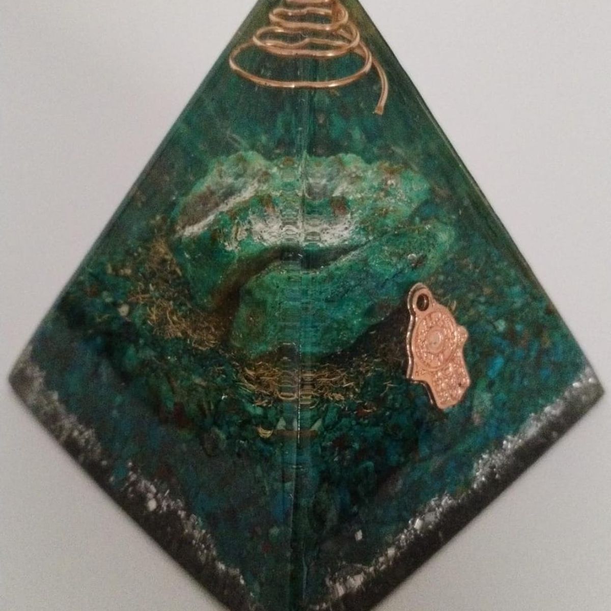 GENERICO - PIRAMIDE ORGONITA GRANDE CON CUARZO TURQUEZA ALEGRIAESPERANZAAMOR