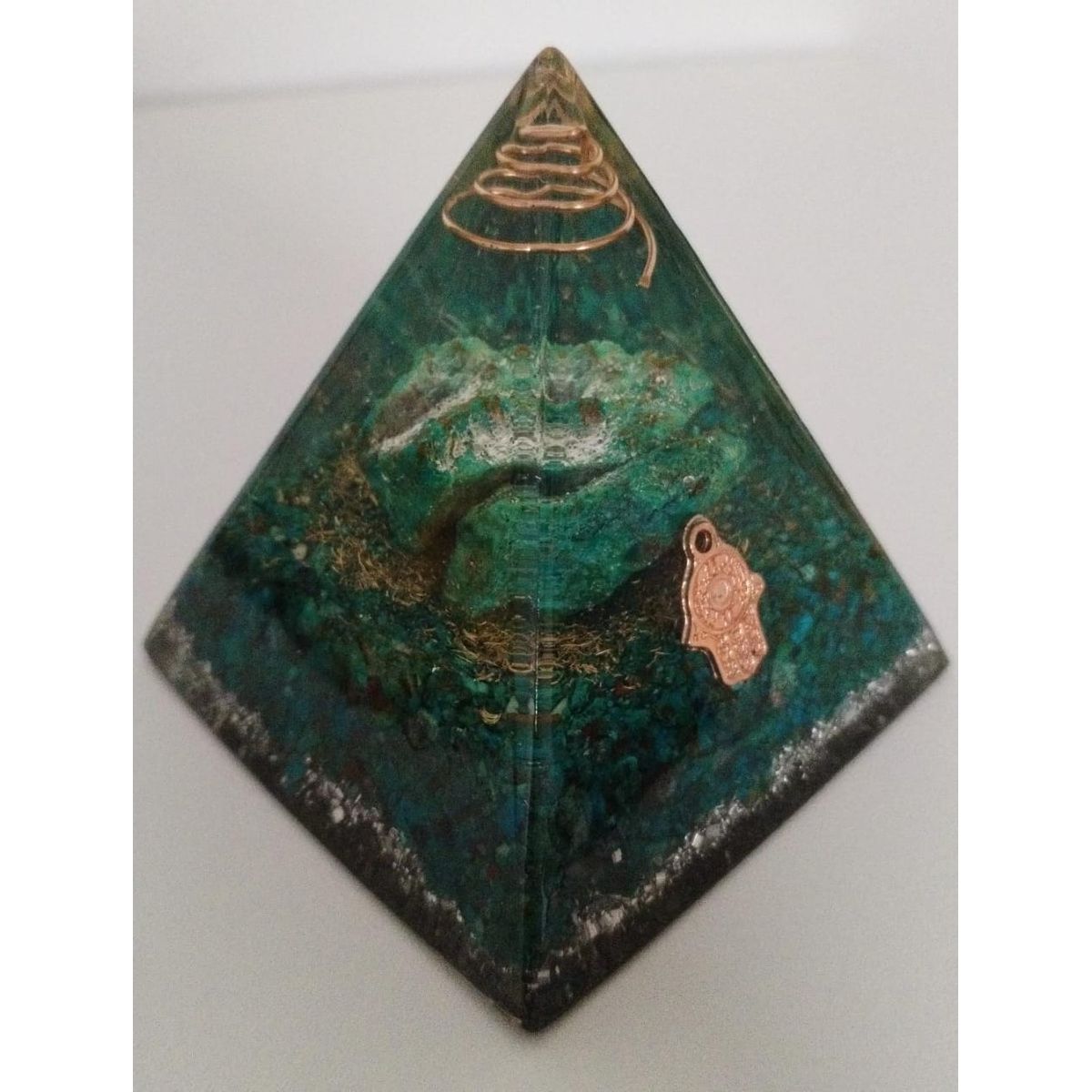 GENERICO - PIRAMIDE ORGONITA GRANDE CON CUARZO TURQUEZA ALEGRIAESPERANZAAMOR