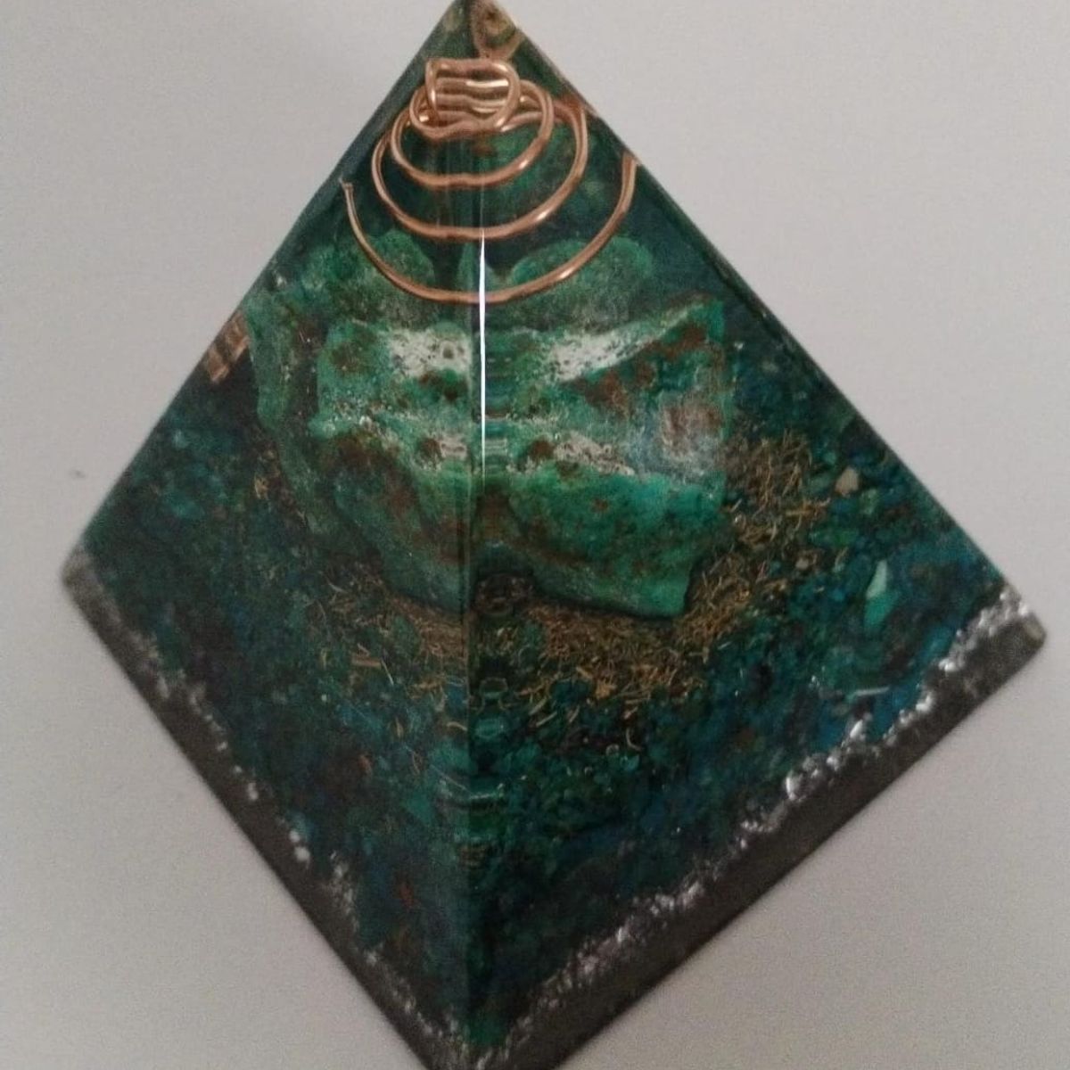 GENERICO - PIRAMIDE ORGONITA GRANDE CON CUARZO TURQUEZA ALEGRIAESPERANZAAMOR