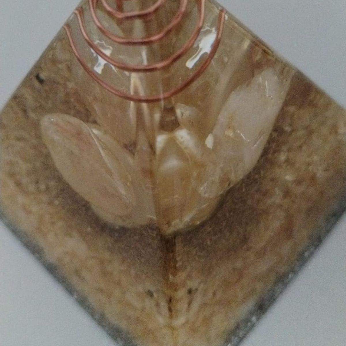 GENERICO - PIRAMIDE ORGONITA GRANDE DE CITRINO FORTUNACREATIVIDADFUERZASOLAR