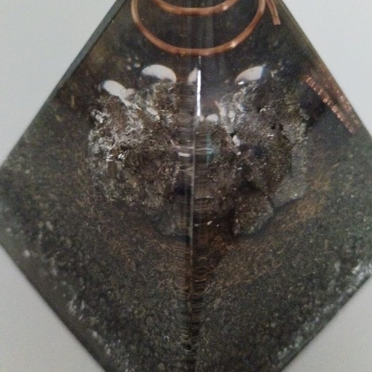 GENERICO - PIRAMIDE ORGONITA GRANDE PIRITA  SUERTE,CURACION,ABUNDANCIA,ENERGIA