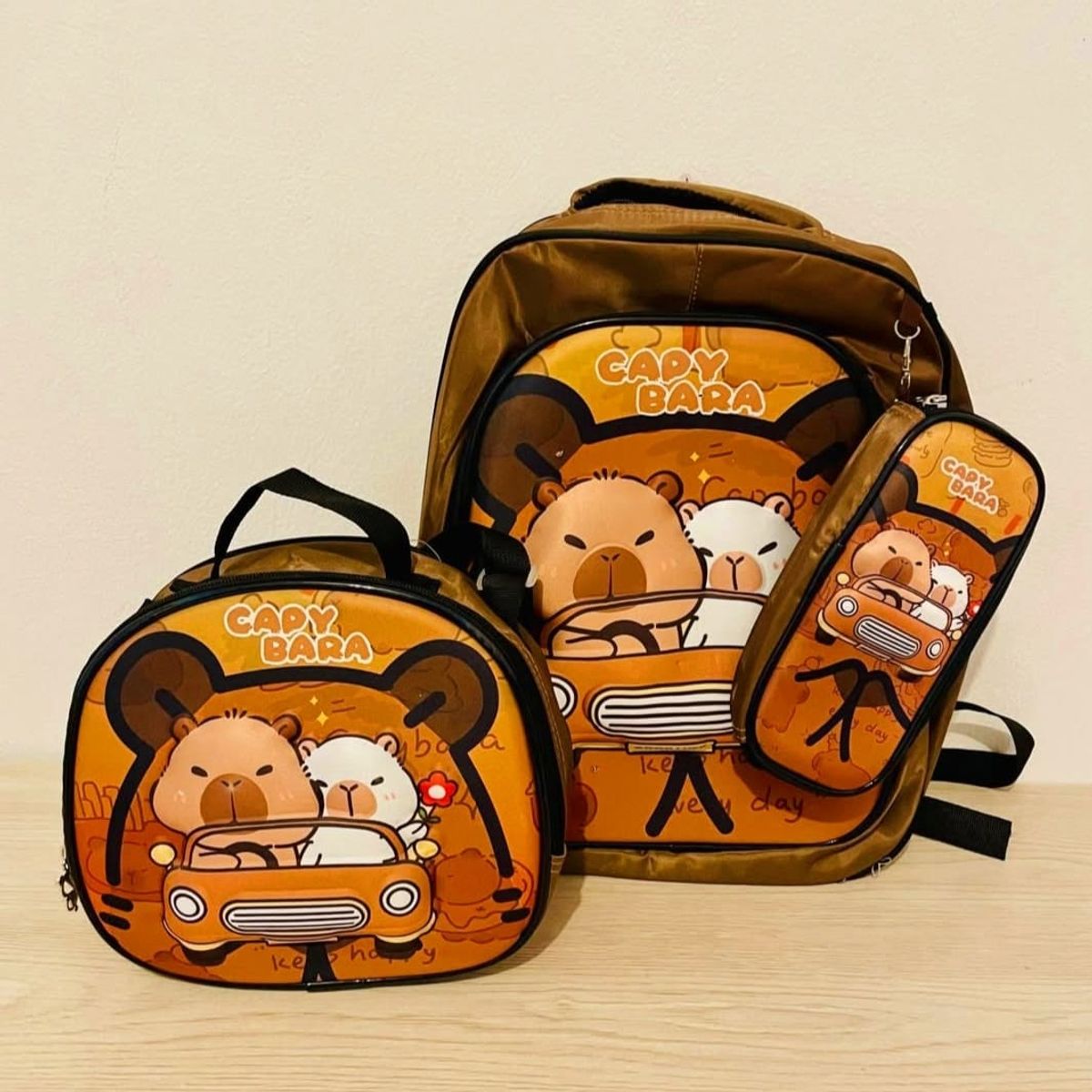 XCLUSIVE - CAPIBARA MOCHILA CLUCES CAPIAUTO LONCHERA CARTUCHERA OFICIO