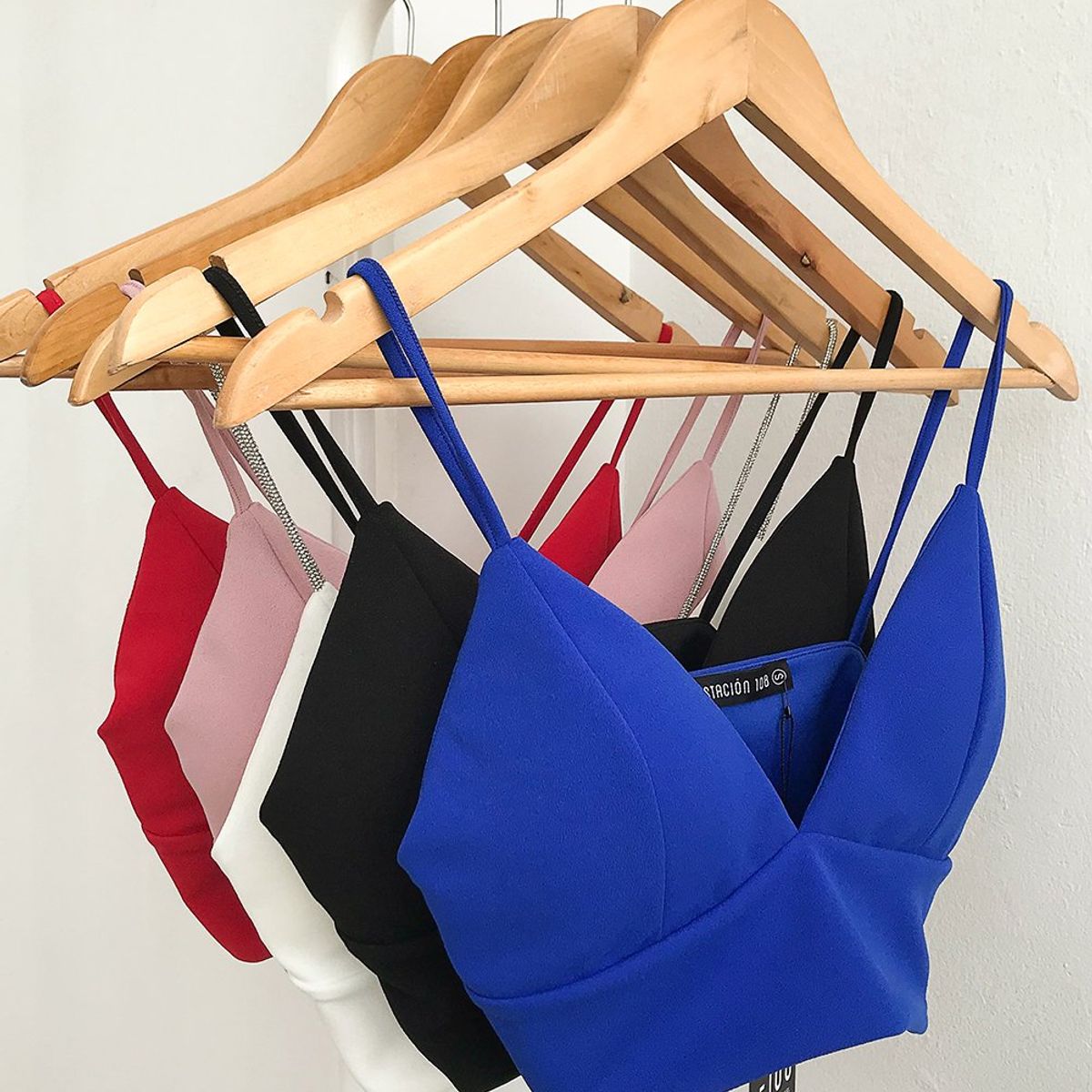 GENERICO - Top Crop Tirantes Bianca Rojo Estacion 108