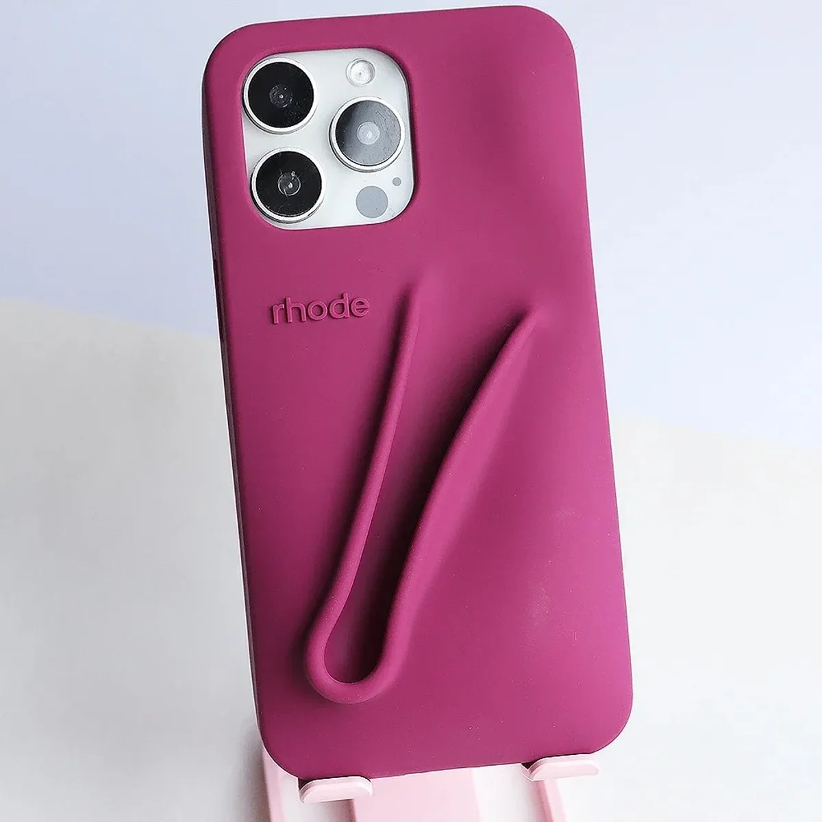 RHODE - Funda de silicona Frambuesa para brillo de labios en iPhone 16 Pro Max