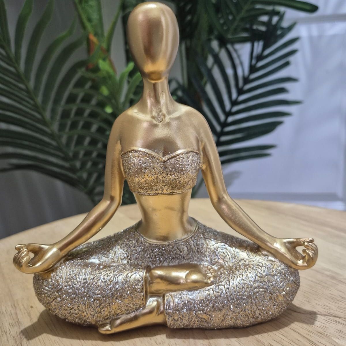 GENERICO - Adorno Dama Dorada Yoga 18x6x16 cm