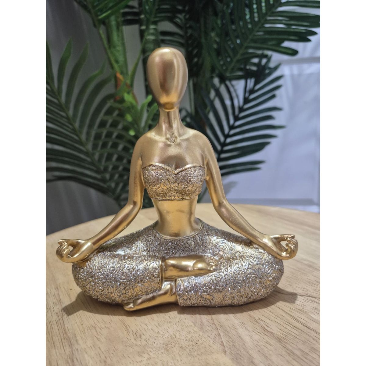 GENERICO - Adorno Dama Dorada Yoga 18x6x16 cm