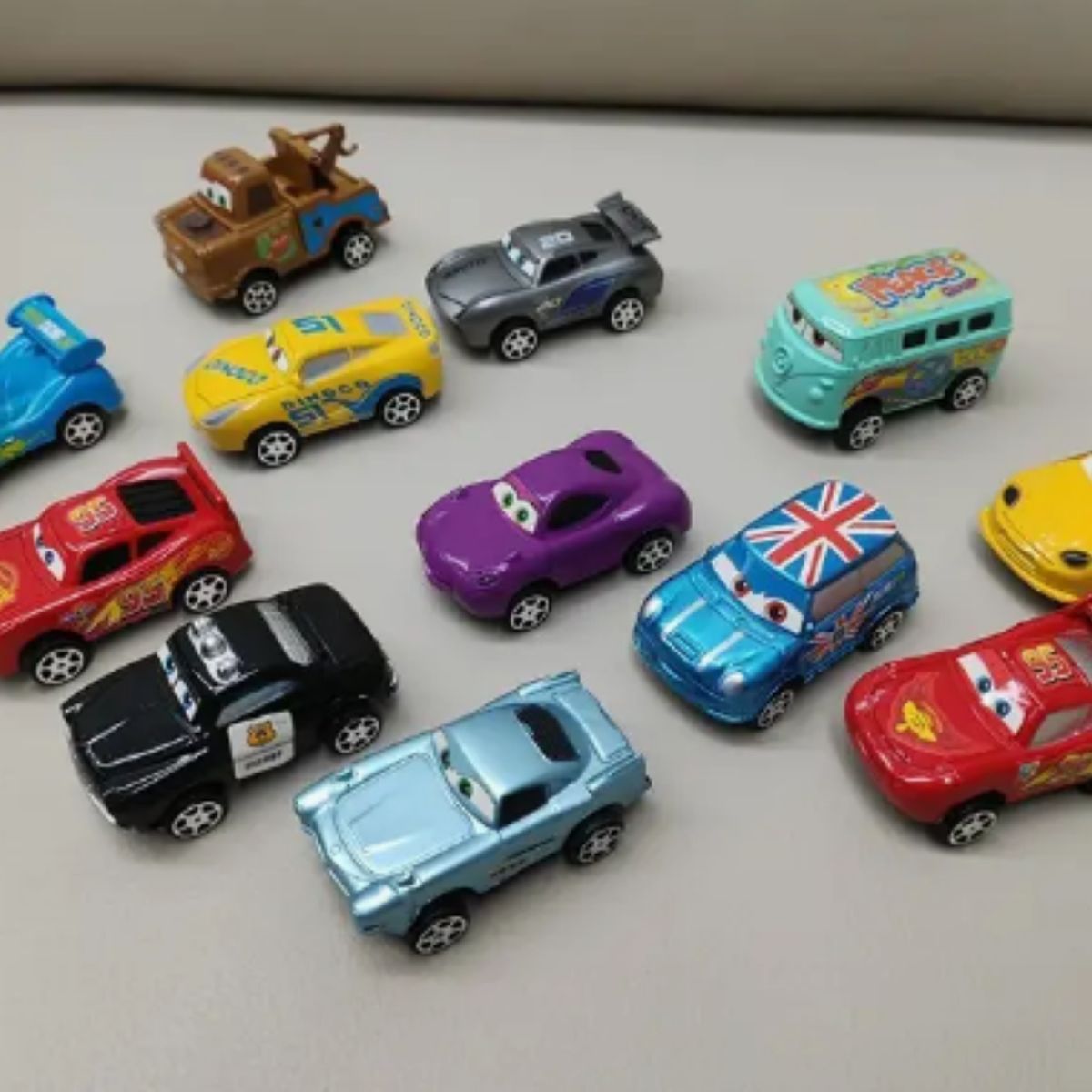 GENERICO - Cars Pack 12 Carritos A Fricción Rayo Mcqueen