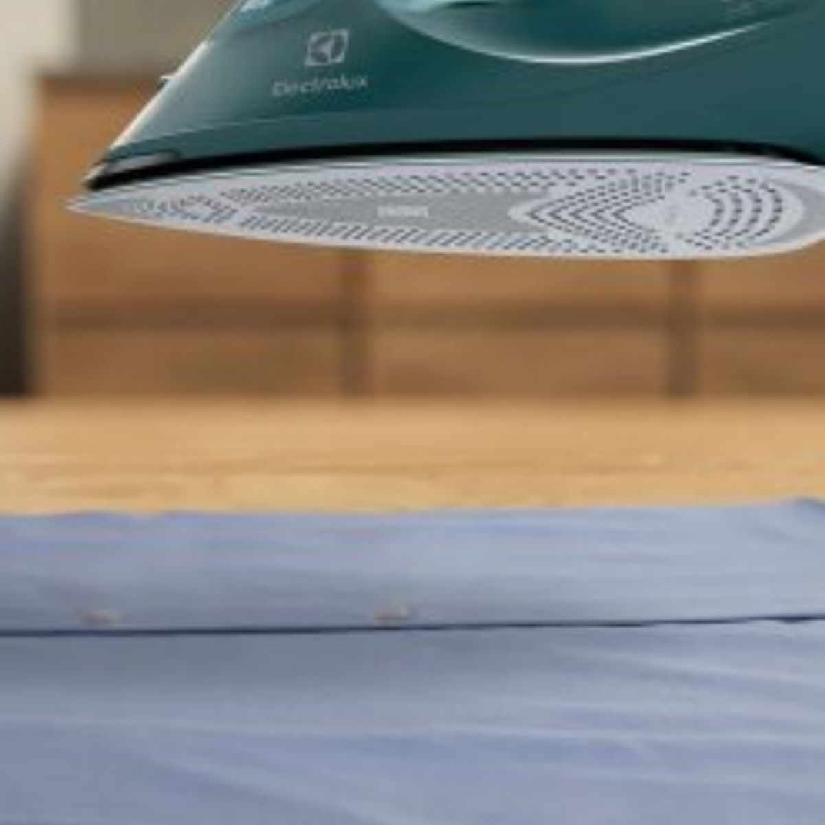 ELECTROLUX - Plancha de Ropa a Vapor y Seco Electrolux Experience ESI80