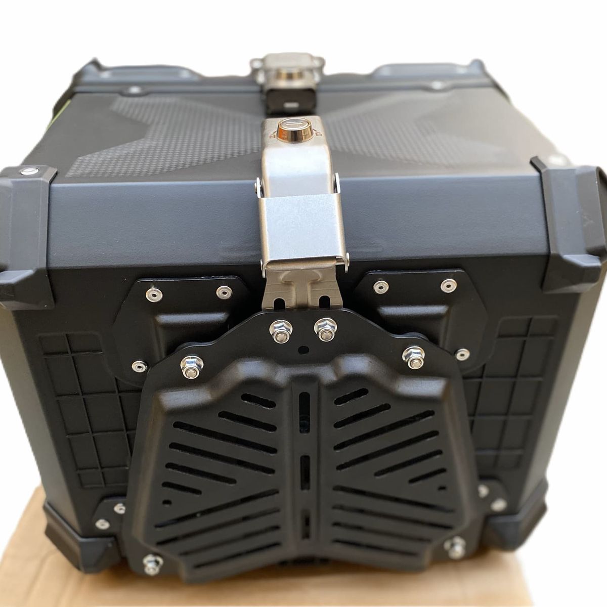 GENERICO - CAJUELA PARA MOTO ABS 45 LT DOBLE CHAPA BASE DE METAL