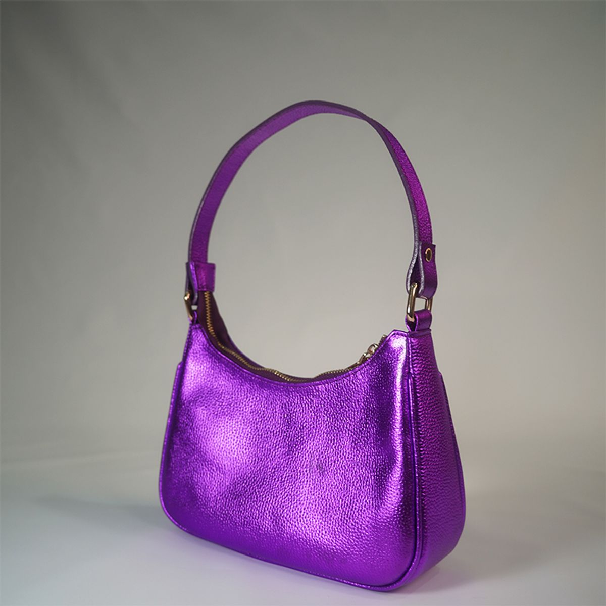 LIZARASO - CARTERA MEDIA LUNA METÁLICA DE CUERO PARA MUJER LIZARASO CUEROS