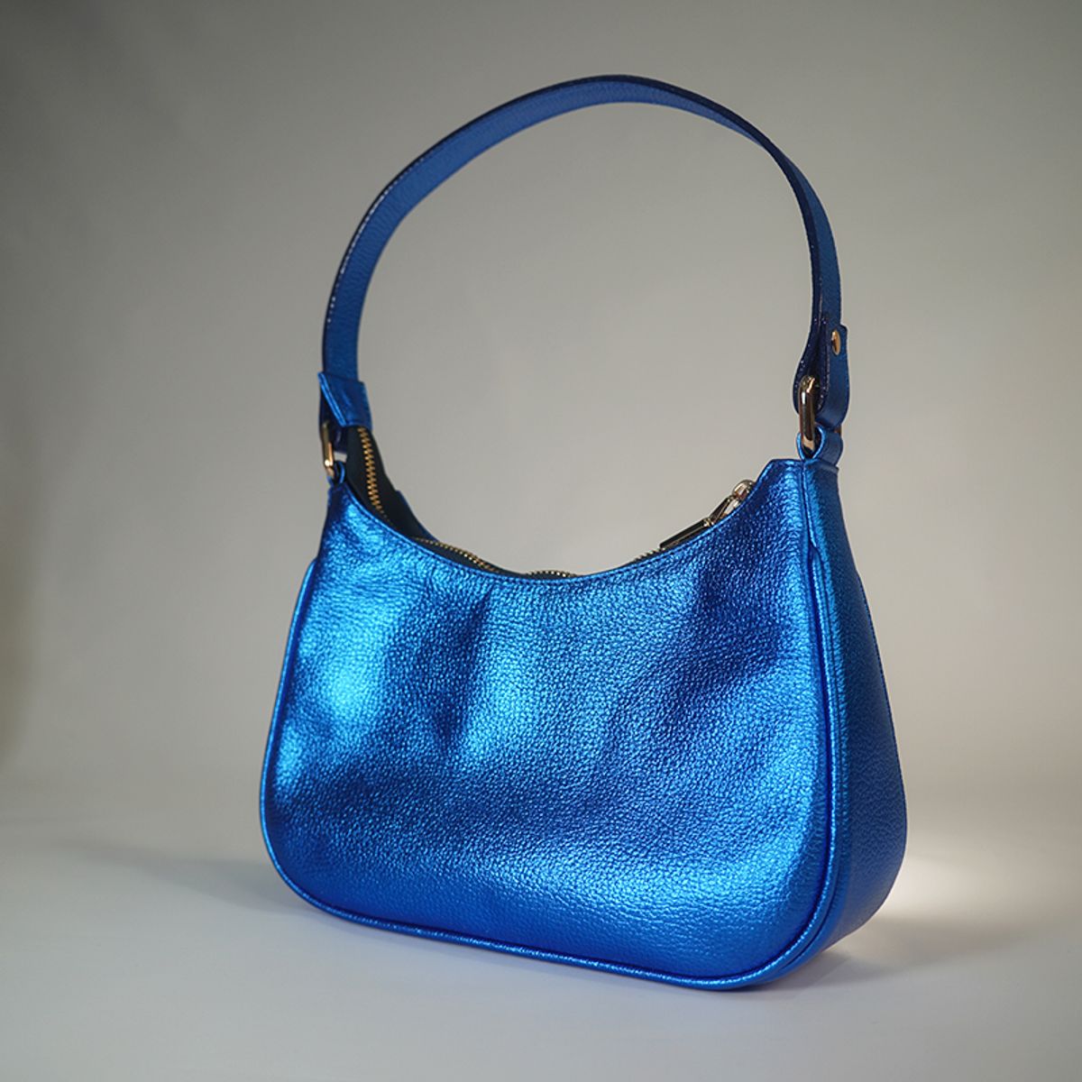 LIZARASO - CARTERA MEDIA LUNA METÁLICA DE CUERO PARA MUJER LIZARASO CUEROS