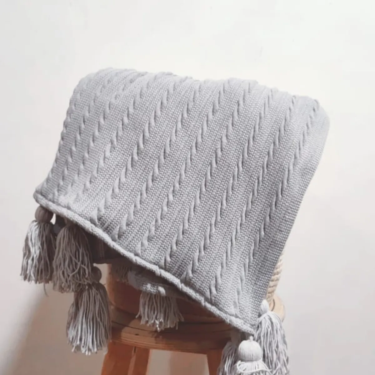 GENERICO - Manta Trenzas XL Plomo Plata + Borlas - Nórdico 200x150 cm