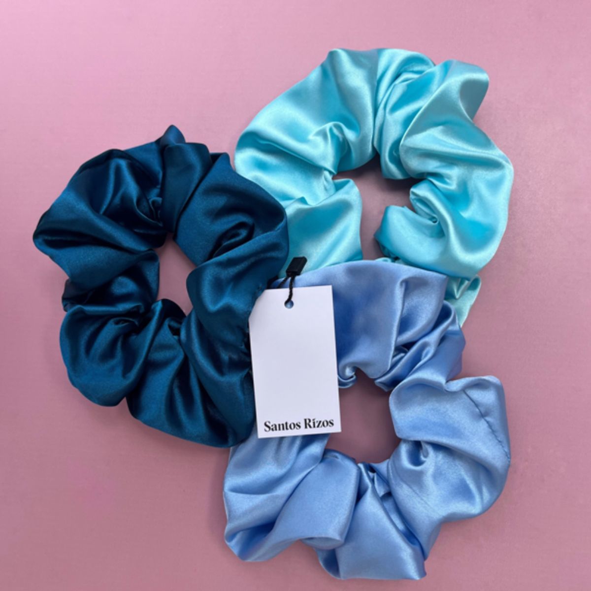 SANTOS RIZOS - Scrunchies de Satín - Sujetan el cabello sin daños 3u