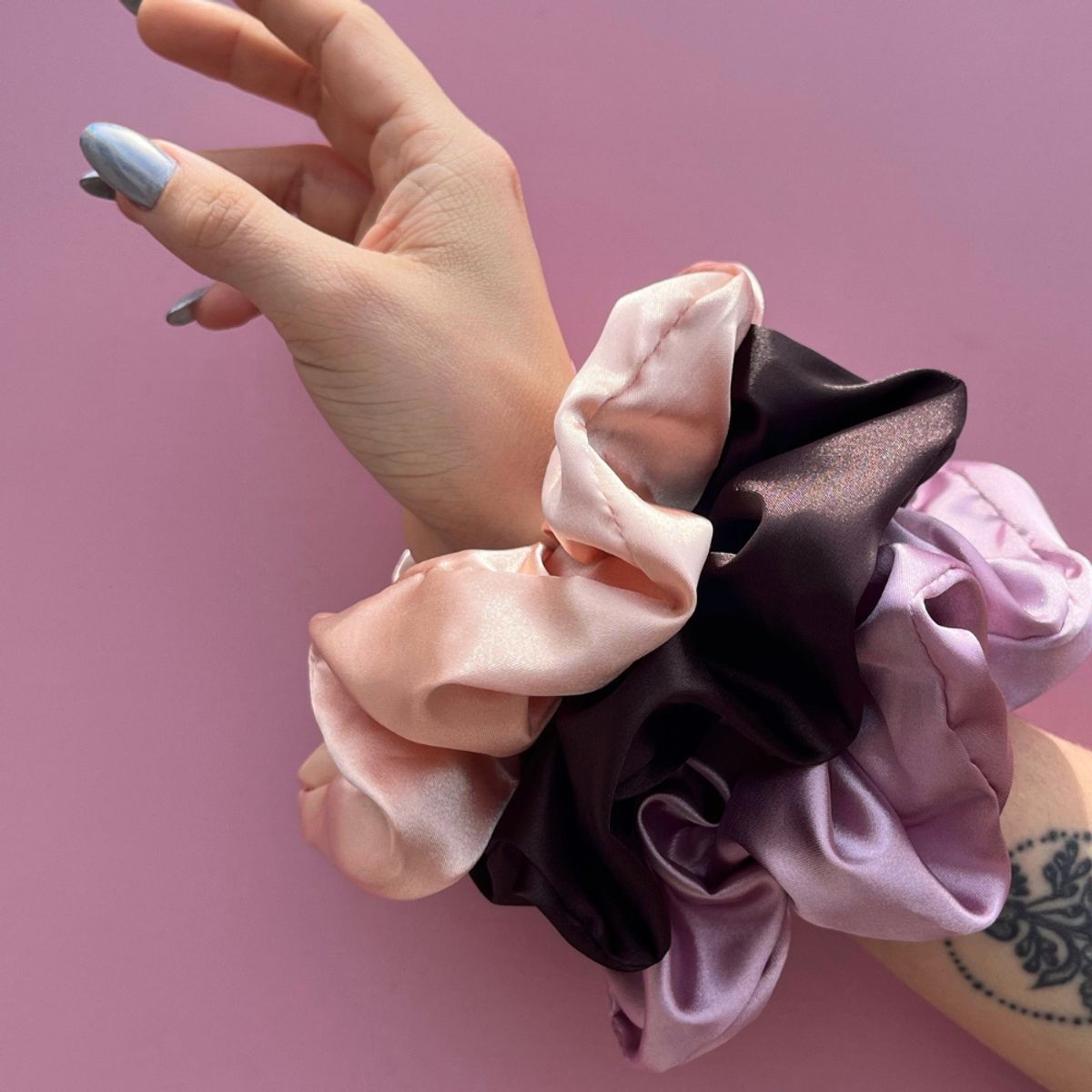 SANTOS RIZOS - Scrunchies de Satín - Sujetan el cabello sin daños 3u