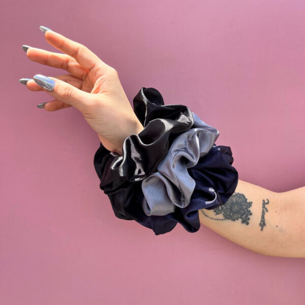 SANTOS RIZOS - Scrunchies de Satín - Sujetan el cabello sin daños 3u