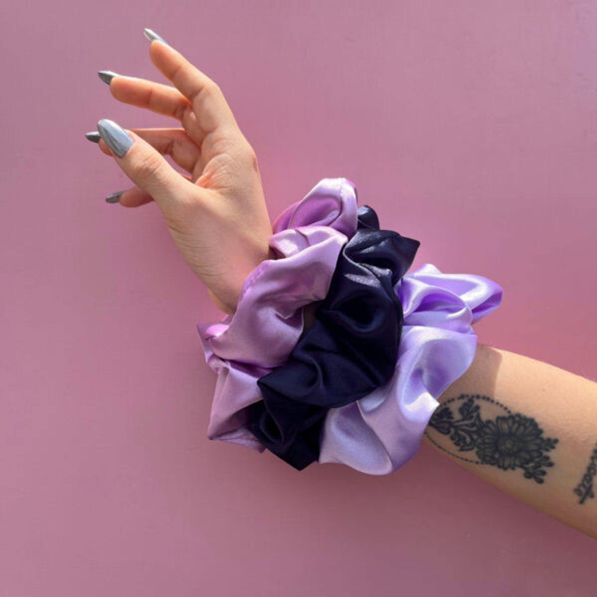 SANTOS RIZOS - Scrunchies de Satín - Sujetan el cabello sin daños 3u