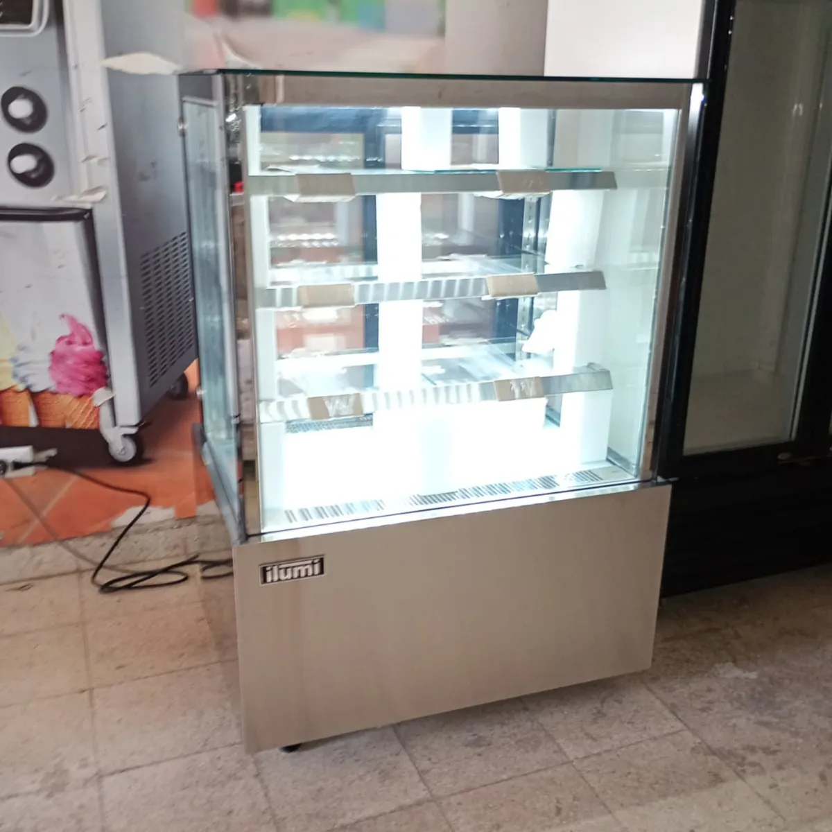 ILUMI - Vitrina Refrigerada Ilumi VRFH-1000AI