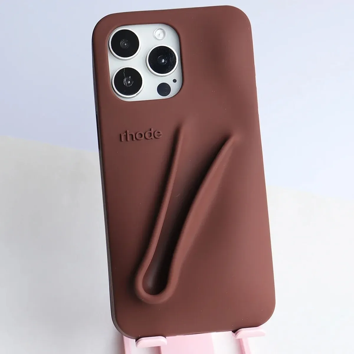 RHODE - Funda de silicona Marrón Expresso para brillo de labios en iPhone 16 Pro Max