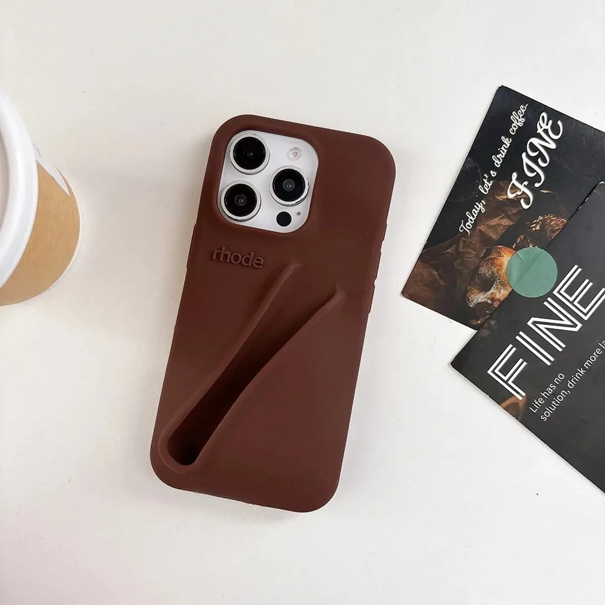 RHODE - Funda de silicona Marrón Expresso para brillo de labios en iPhone 16 Pro Max