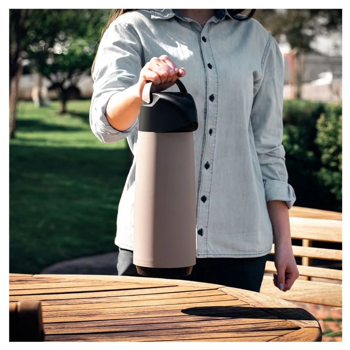 TRAMONTINA - TERMO TRAMONTINA CON SIFÓN 1.8 LT BEIGE CON NEGRO