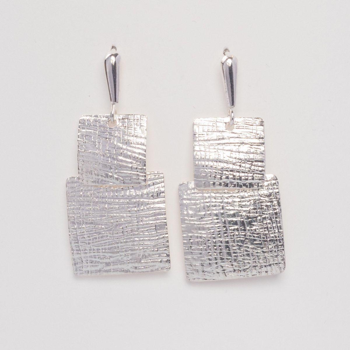 VANDRALA - ARETE DE PLATA COLGANTE CUADRADO CON DISEÑO