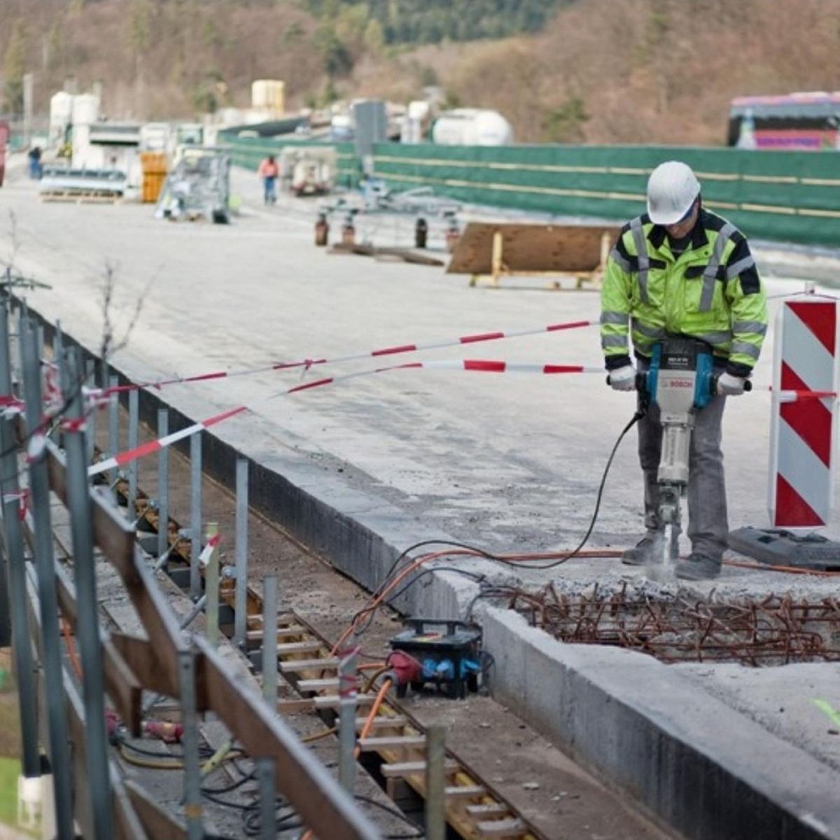 BOSCH - Martillo Demoledor Gsh 27 Vc Profes 2000w 69j + Carro Bosch