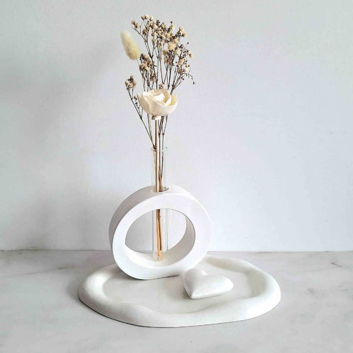 CONKRETE - Set Adornos Base - Florero Oval & Corazón + Flores preservadas