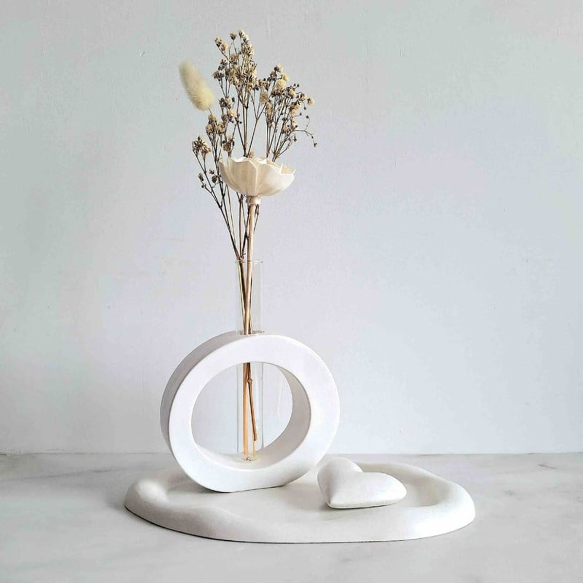 CONKRETE - Set Adornos Base - Florero Oval & Corazón + Flores preservadas