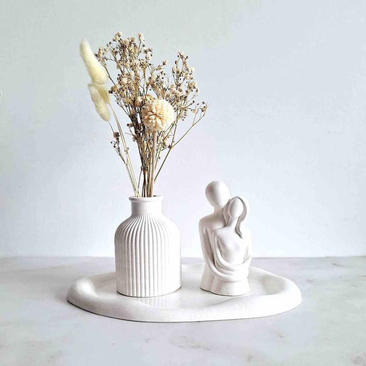 CONKRETE - Set Adornos Base - Florero & Escultura Pareja + Flores preservadas