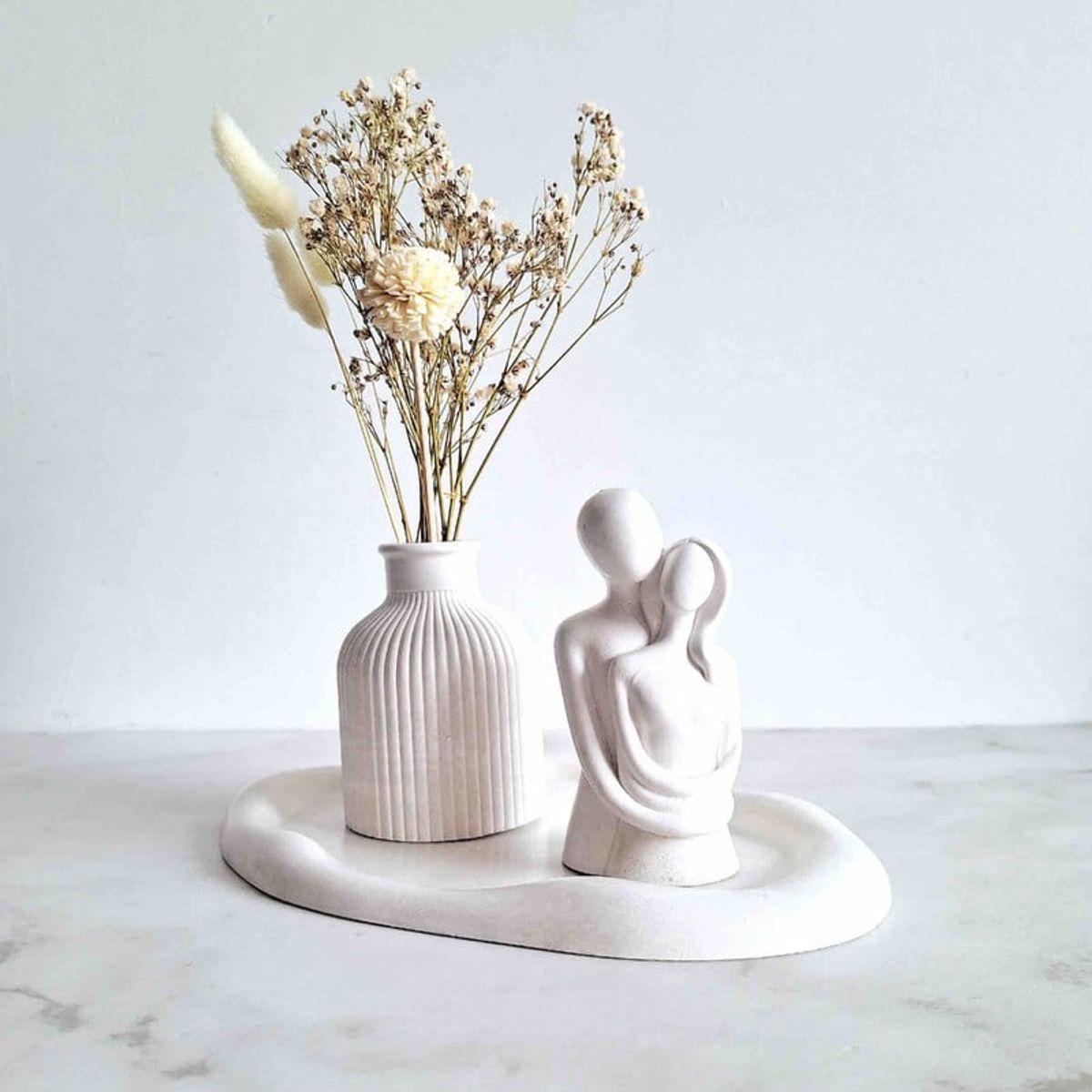 CONKRETE - Set Adornos Base - Florero & Escultura Pareja + Flores preservadas