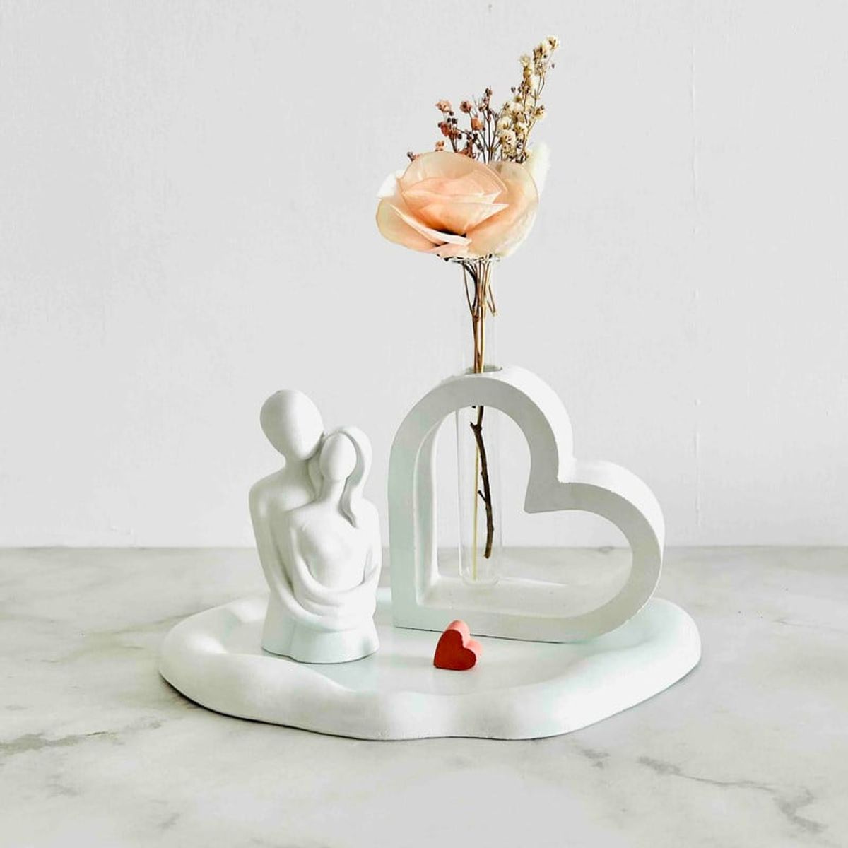 CONKRETE - Set Adornos Base - Florero Corazón & Escultura + Flores preservadas