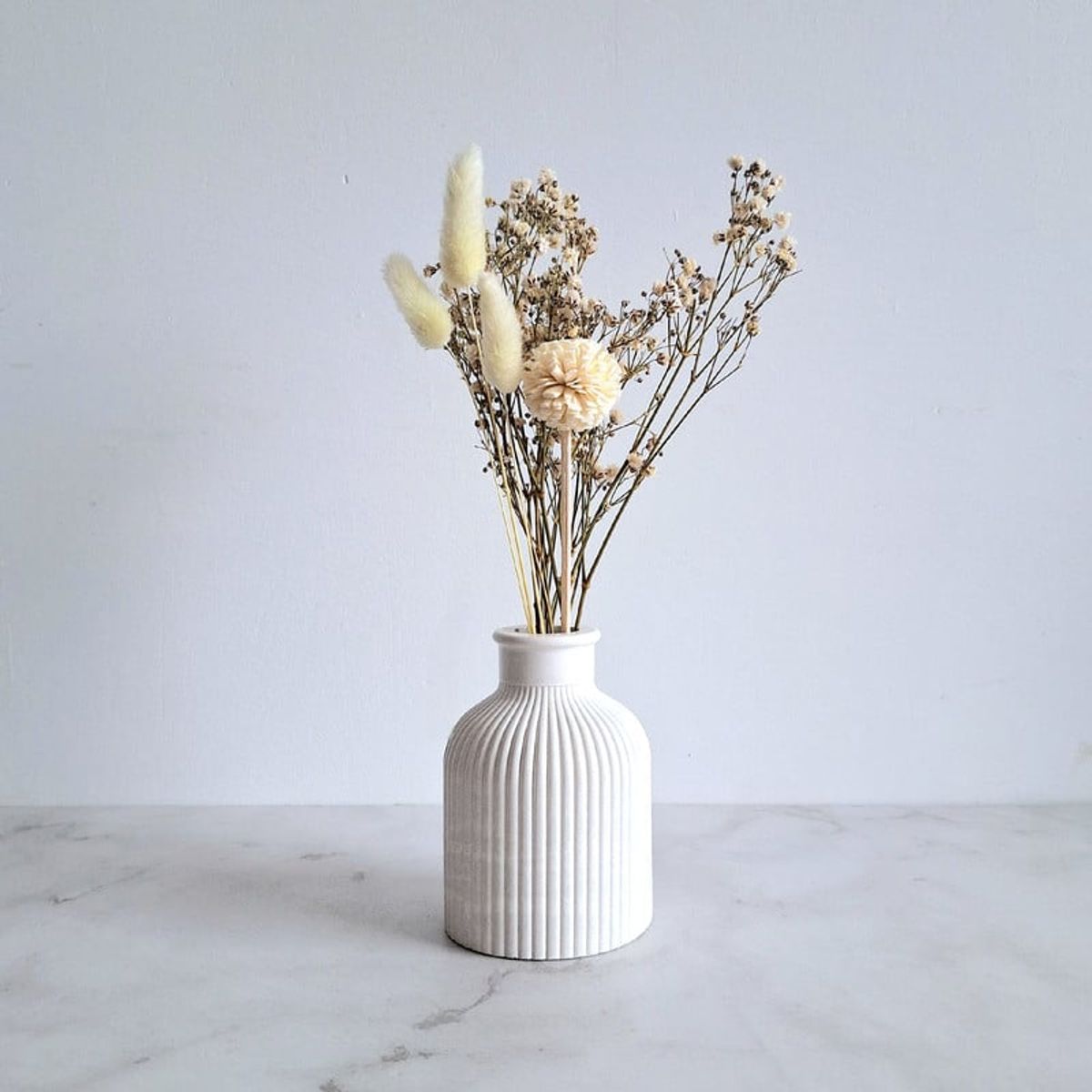 CONKRETE - Florero de cemento Jarrón Lineal Blanco + Flores preservadas