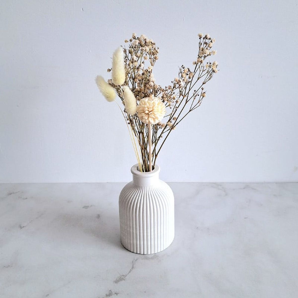 CONKRETE - Florero de cemento Jarrón Lineal Blanco + Flores preservadas