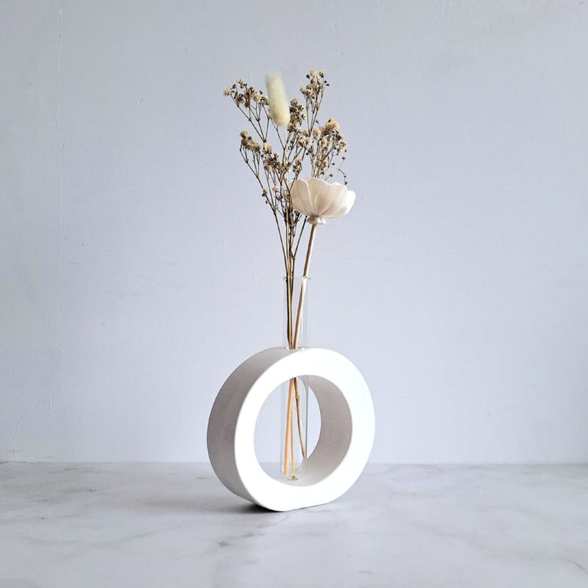 CONKRETE - Florero de cemento Oval + Flores preservadas