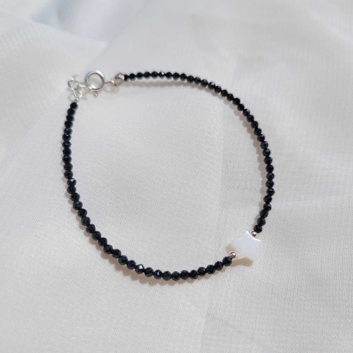 INTUERI - Pulsera Nacar Estrella - Espinela Negra