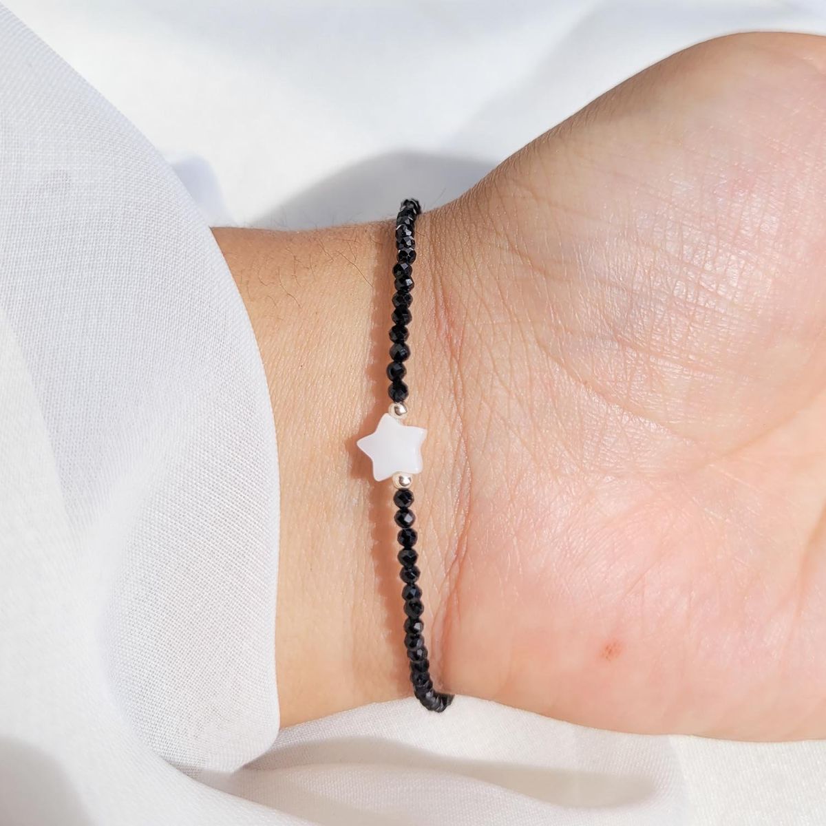 INTUERI - Pulsera Nacar Estrella - Espinela Negra