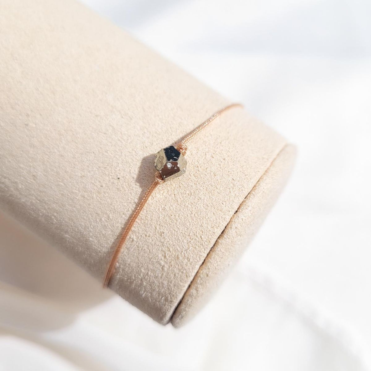 INTUERI - Pulsera Pirita en Hilo