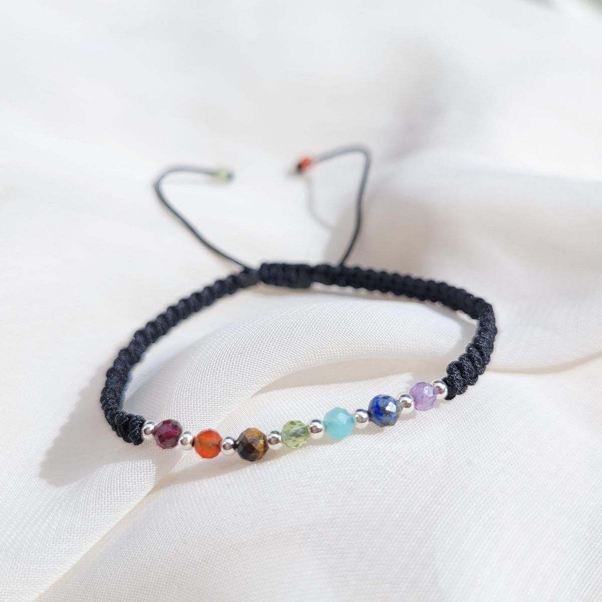 INTUERI - Pulsera 7 Chacras Tejida Negro