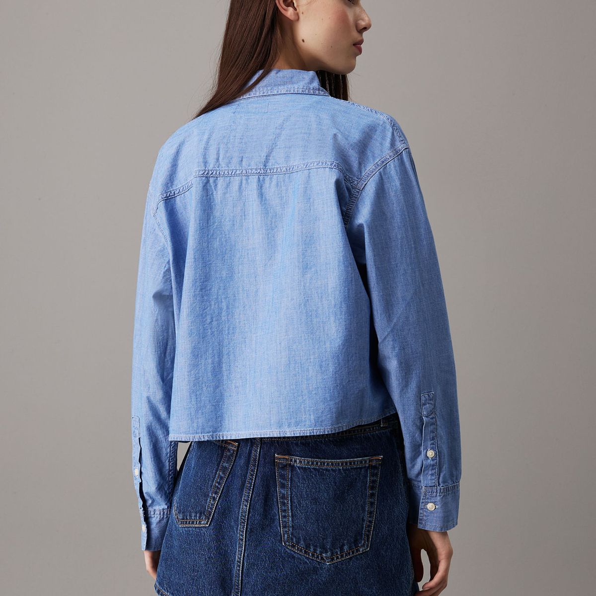 CALVIN KLEIN - BLUSA CROPPED DAD CHAMBRAY SHIRT