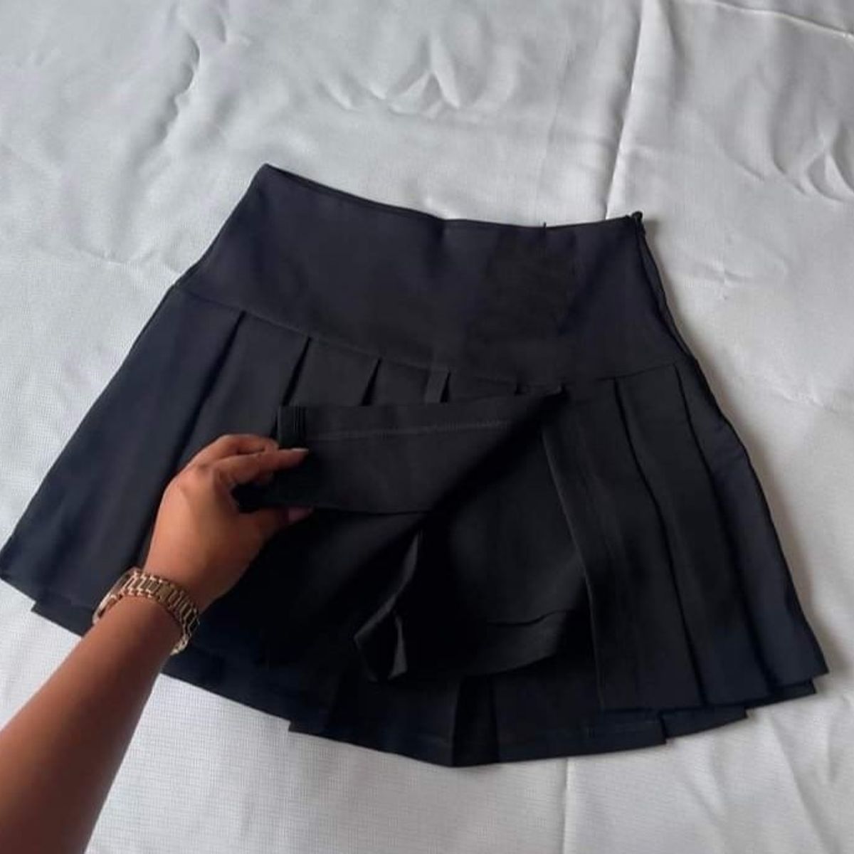 GENERICO - FALDA SHORT PLISADA CON ABERTURA PARA MUJER