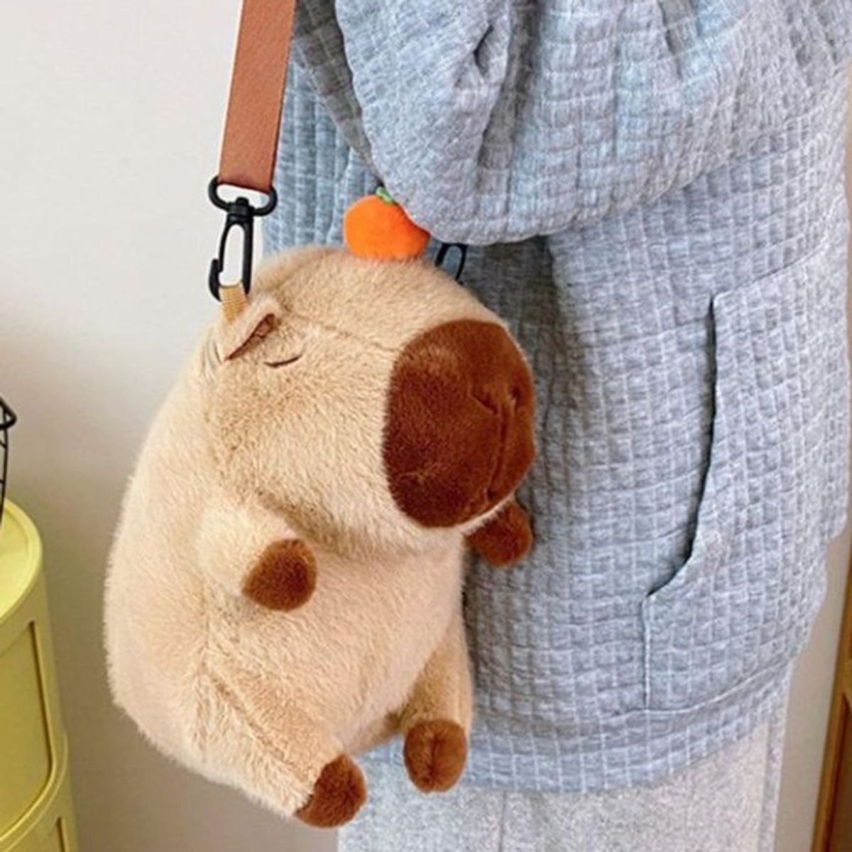 GENERICO - Mini Bolso Mochila Capibara Peluche con Naranja en la Cabeza Marrón