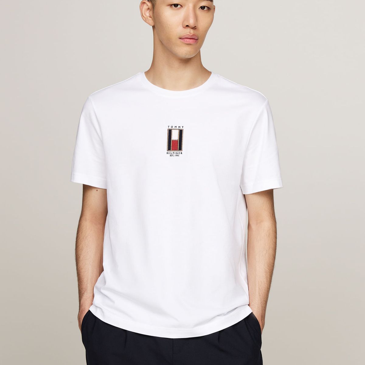TOMMY HILFIGER - CAMISETA M/C VERTICAL FLAG TEE TH