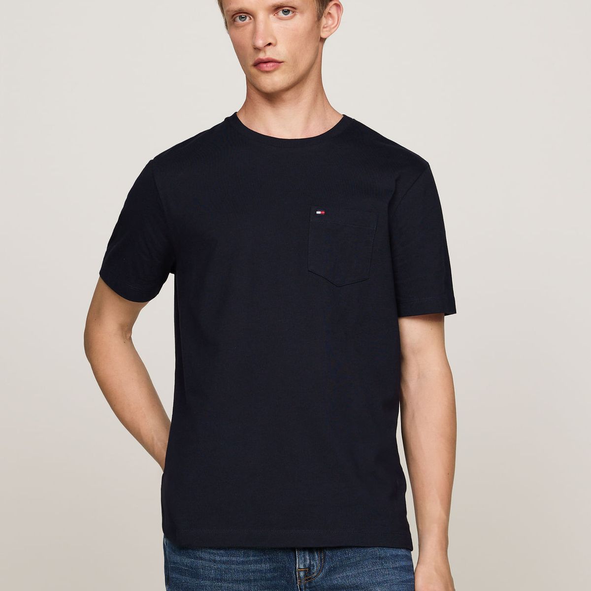 TOMMY HILFIGER - CAMISETA M/C ESSENTIAL SOLID POCKET TEE TH
