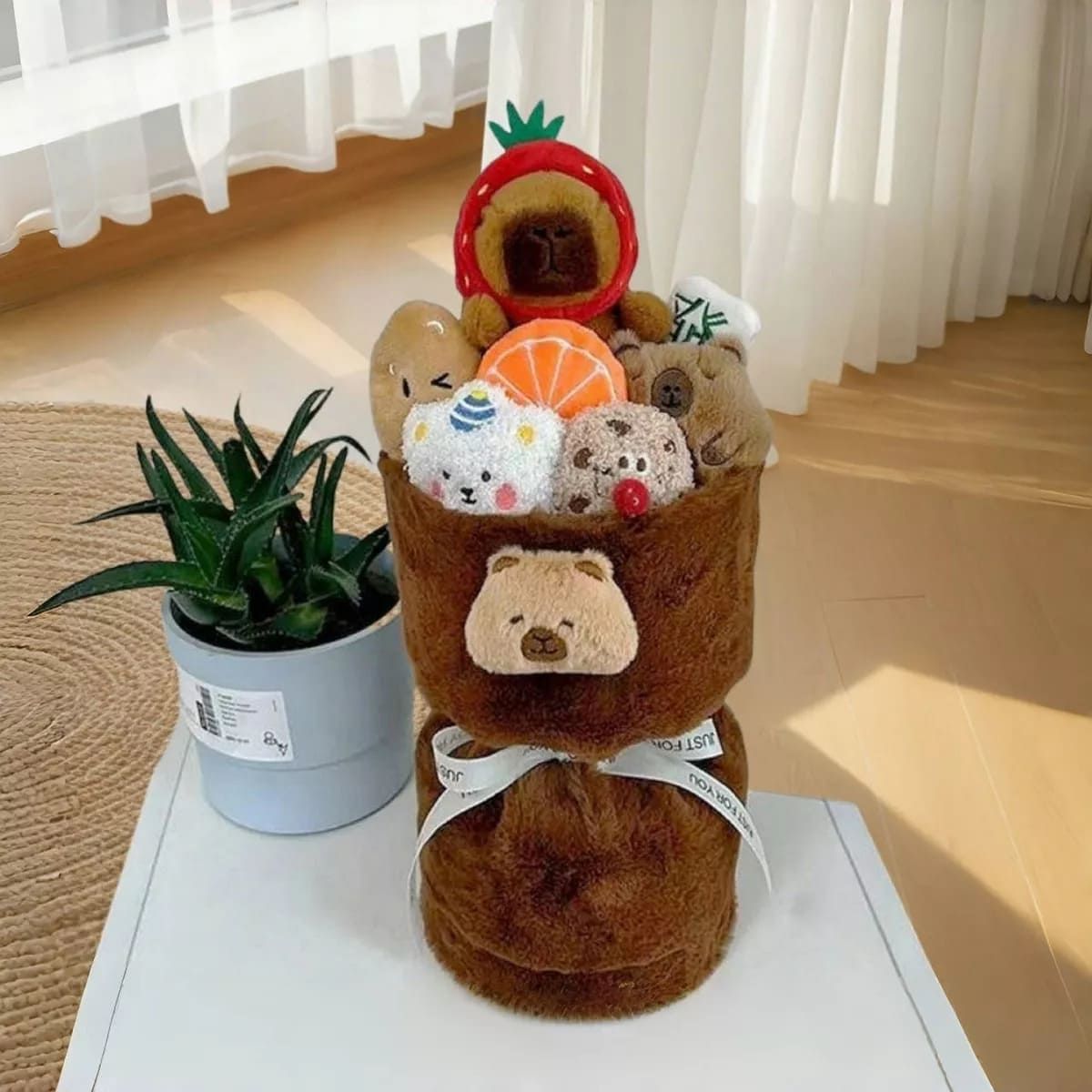 XCLUSIVE - Arreglo Ramo de Peluches Capibara Capucha Fresa