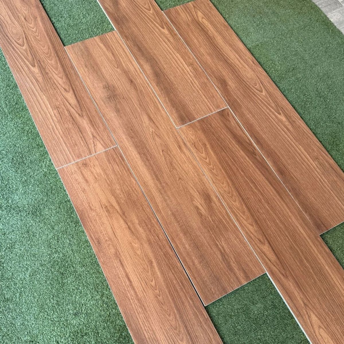 EJESA CREA TU ESPACIO IDEAL - Cedro Oscuro 20×100 cm – Tablón porcelanato 1.20 m2