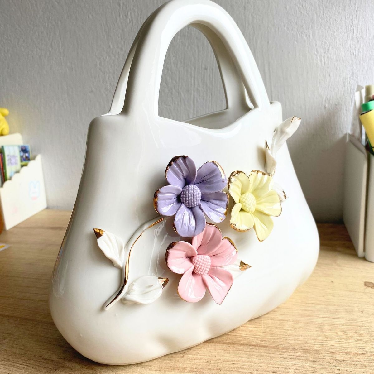 GENERICO - Jarrón de Cerámica en Forma de Cartera con Flores 23 x 21 cm